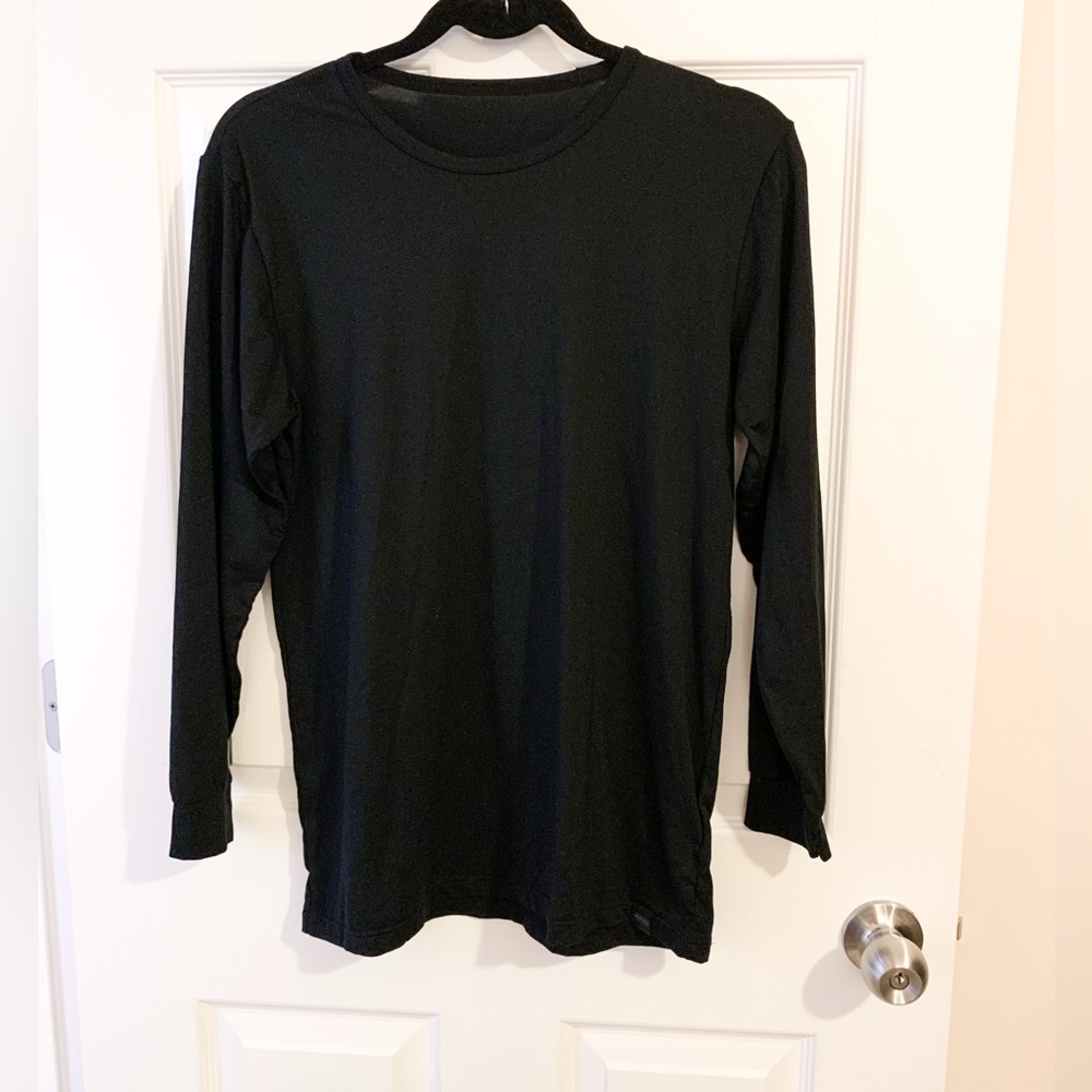 Uniqlo Classic Black Long Sleeve woman’s heat tech Shirt - size L